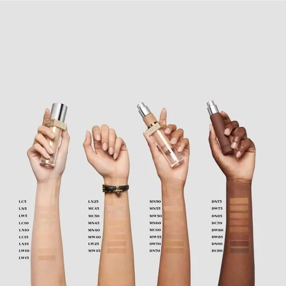 Prada Reveal Skin Optimizing Foundation in Shade LC5 - Picture 3 of 5